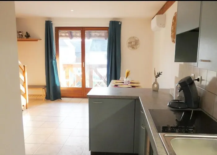 Le Balcon Suspendu Apartment *